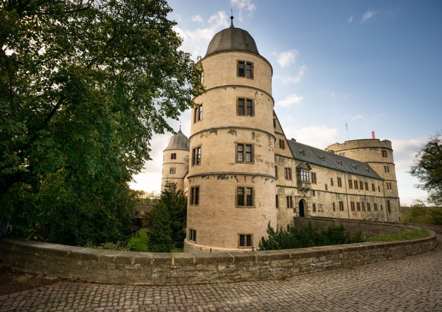 Bildunterzeile: Auch der Südwestturm ist nahezu fertig, die Wewelsburg ist wieder vor Wind und Wetter geschützt.  Das fleckige Erscheinungsbild ist gewollt, um den ertüchtigten Originalputz zu erhalten und zu zeigen  (Foto: André Heinermann für das Kreismuseum Wewelsburg)